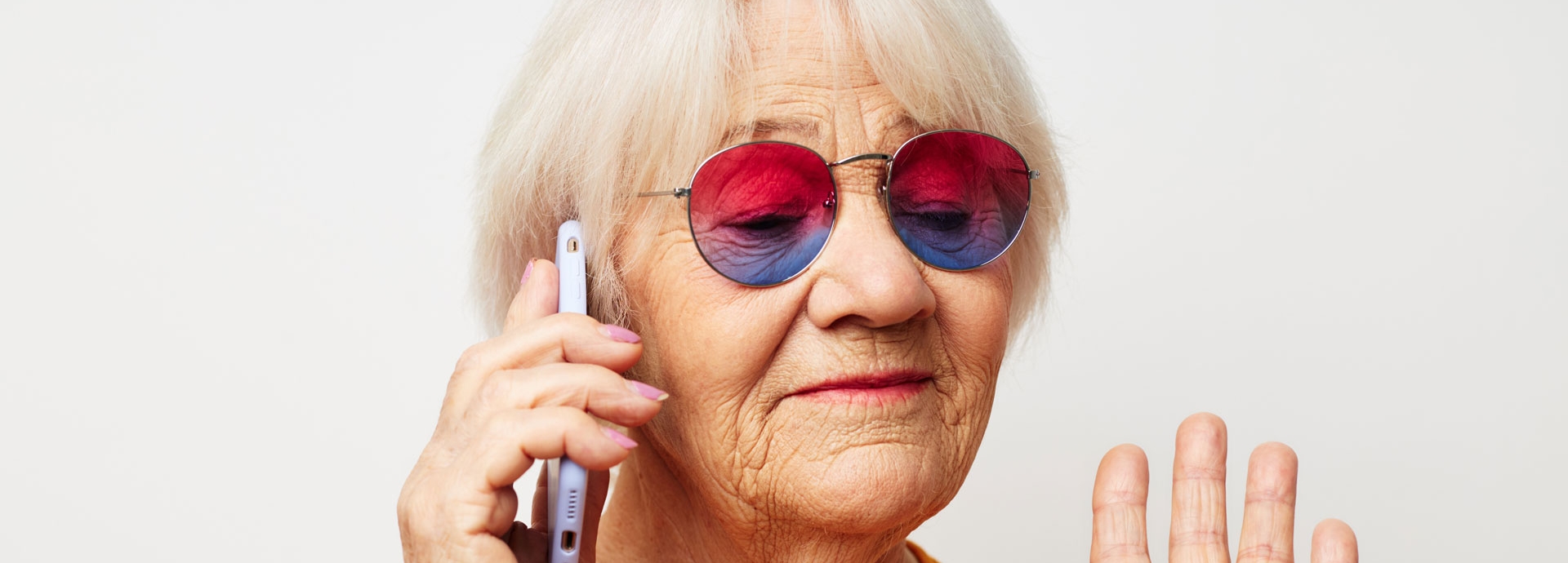 Een oudere vrouw is aan het bellen
