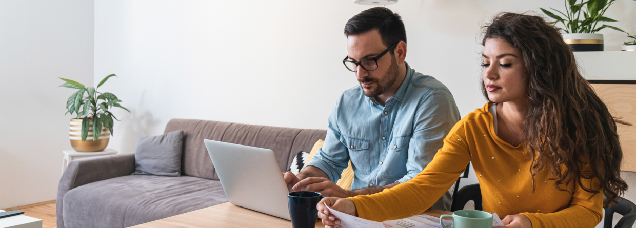 Bezorgd stel dat rekeningen aan het betalen is