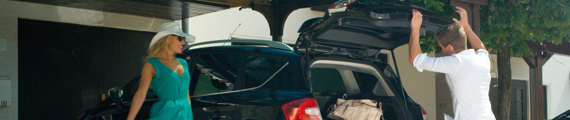 Een stel pakt de auto in om op vakantie te gaan